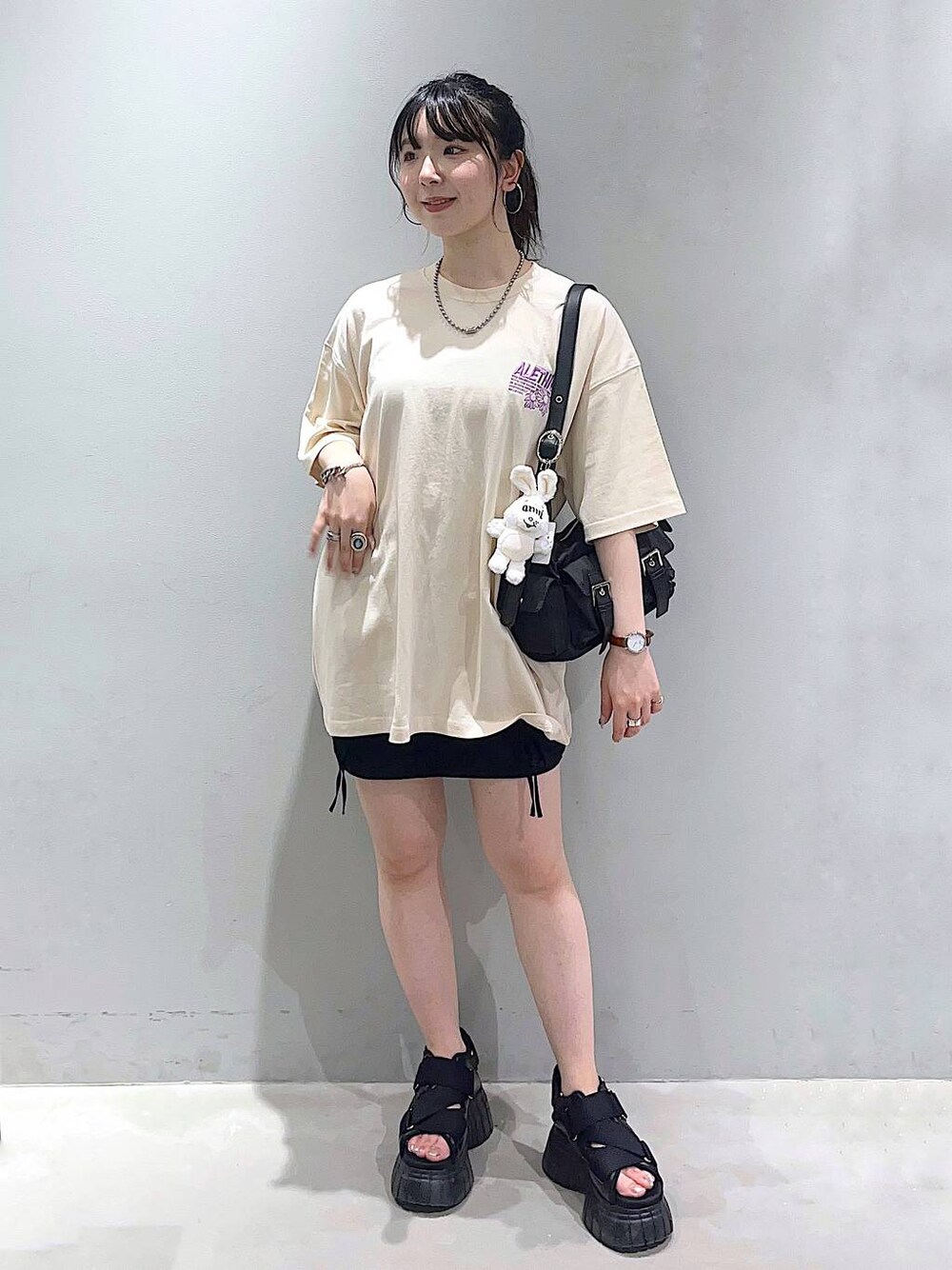 「着痩せ・細見え、きれいめ、ベーシック/シンプル、PAGEBOY、PBLIM、Tシャツ、スカート、ミニスカート、サンダル、骨格ストレート_PAGEBOY、骨格ストレート」｜「PAGEBOYのラインソールスポサン（スニーカー、ブラック系）」を使った、kotokoさん（レディース・160cm）の夏コーディネートの1枚目の写真