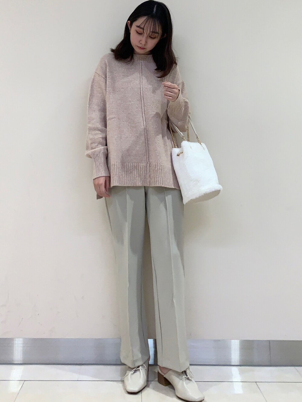 「シューズ、春シューズ、ヒール、おしゃれさんと繋がりたい、プチプラコーデ、淡色コーデ、キレイめ、カラーコーデ、カラーニット、ぱんつ、デート、ゆるコーデ、春服、大人女子」｜「earth music&ecologyのデニム見えニットプルオーバー*（ニット/セーター、ピンク系）」を使った、まいさん（レディース・158cm）の冬コーディネートの1枚目の写真