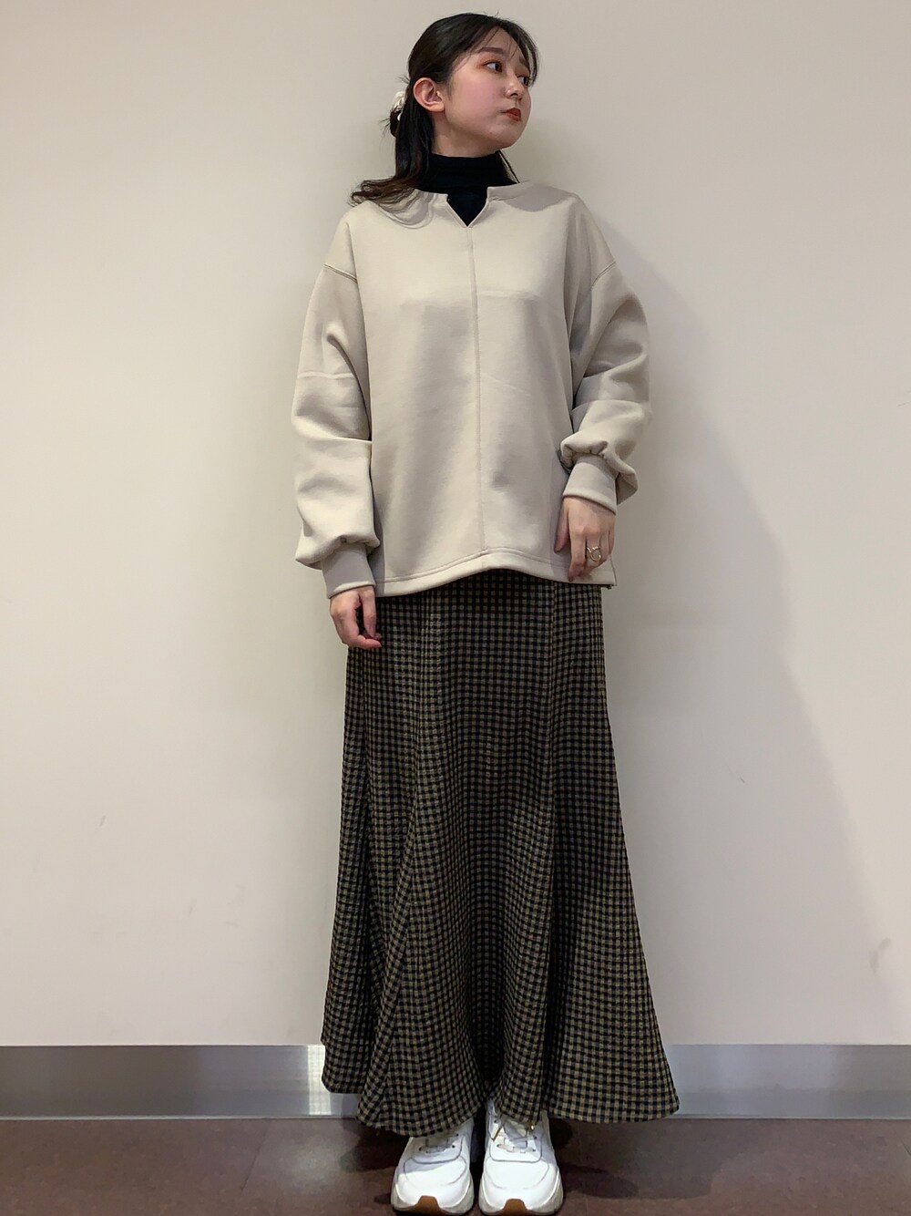 「earth music&ecologyのアイテム（トップス、ベージュ系）」を使った、まいさん（レディース・158cm）の春コーディネートの1枚目の写真