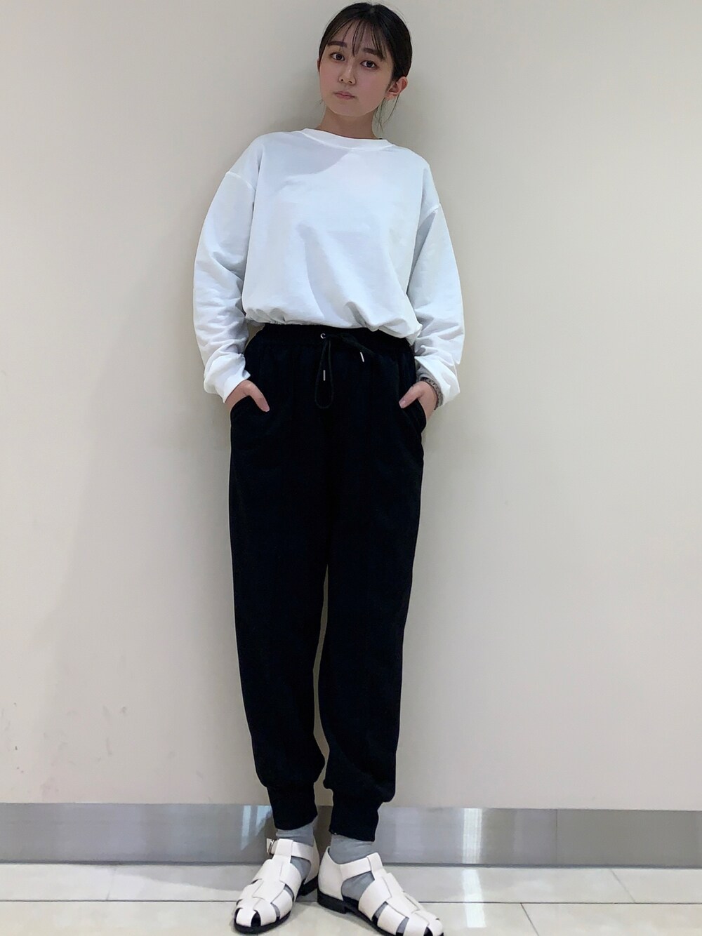 「カジュアルコーデ、ジョガーパンツ、スウェット、グルカサンダル、プリントT、春コーデ、大学生コーデ、プチプラコーデ、ラフコーデ、ゆるコーデ、ワントーンコーデ、キレイめ、Tシャツ/カットソー、ロンT、オトナカジュアル」｜「earth music&ecologyのアソート柄プリントＴシャツ*（Tシャツ/カットソー、その他）」を使った、まいさん（レディース・158cm）の冬コーディネートの1枚目の写真