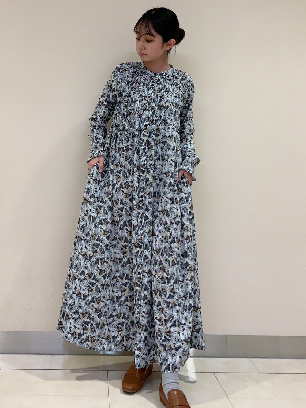 「プチプラコーデ、ワンピース、春コーデ、キレイめ、ワントーンコーデ、大人コーデ、デートスタイル（WOMEN）、春先取り、春色、ゆるコーデ、春ワンピ、羽織り」｜「earth music&ecologyのシャーリングギャザーワンピース（フラワー）*（ワンピース、ブルー系）」を使った、まいさん（レディース・158cm）の冬コーディネートの1枚目の写真
