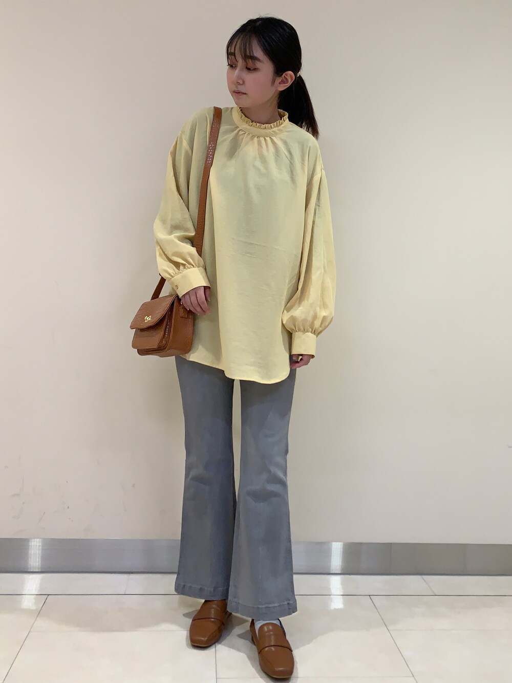 「春服、大人女子、おしゃれさんと繋がりたい、カジュアルコーデ、お出かけコーデ、ゆるコーデ、プチプラコーデ、大人コーデ、キレイめ、シャツ/ブラウス、淡色コーデ、デート、フェミニン、オトナカジュアル、カラーコーデ」｜「earth music&ecologyのスタンドフリルブラウス（トップス、イエロー系）」を使った、まいさん（レディース・158cm）の冬コーディネートの1枚目の写真