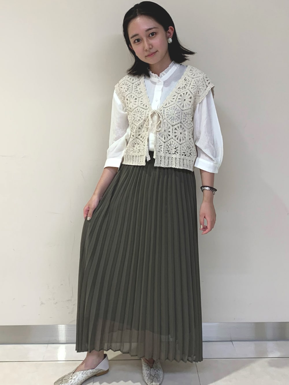 「シンプルコーデ、オトナカジュアル、ゆるコーデ、秋服準備はじめました、グリーン、プリーツスカート、ロングスカート、休日スタイル、earth music&ecology、クロシェット」｜「earth music&ecologyのシアー楊柳プリーツスカート ＊（スカート、グリーン系）」を使った、まいさん（レディース・158cm）の夏コーディネートの1枚目の写真