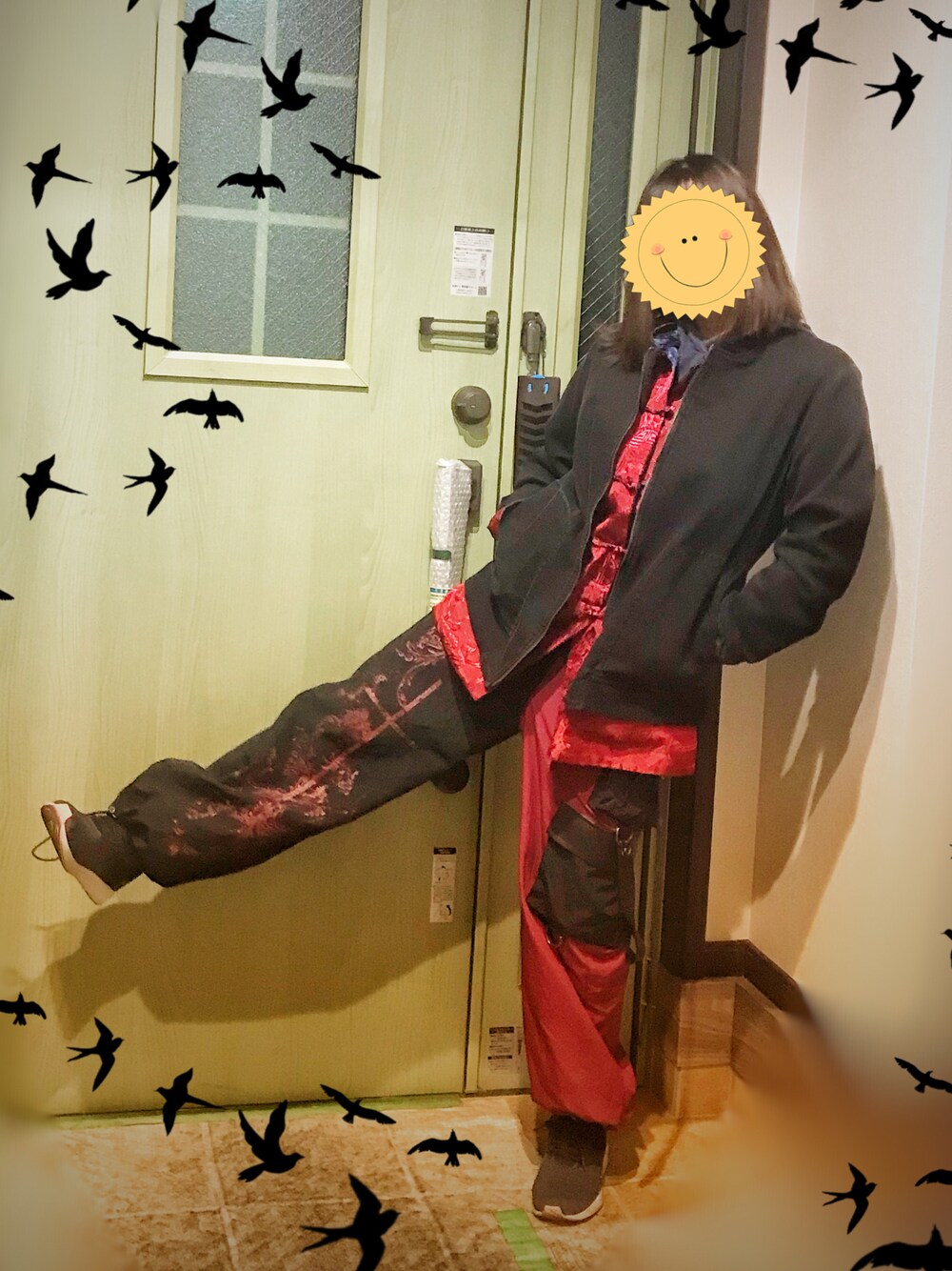 「秋冬コーデ、オトナカジュアル、パンツスタイル、秋のコーデ、おしゃれさんと繋がりたい、ゆるコーデ、パンツコーデ、シャツスタイル、ジャケット、秋、ゴス、パンク、ゴスパンク、赤×黒、チャイナシャツ」｜「MiDiomのアイテム（ブルゾン、ブラック系）」を使った、はねはねとゆかいな何かたちさん（レディース・161cm）の秋コーディネートの1枚目の写真
