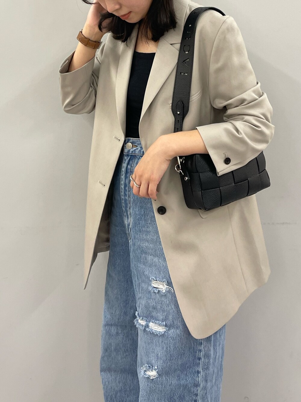 「きれいめカジュアル、ラクチンコーデ、パンツスタイル、大人カジュアル、デニムコーデ、スニーカー、スニーカーコーデ、スニーカー女子、ナイキスニーカー、ジャケット、ジャケットスタイル、ミニバッグ、ショルダーバッグ、デニム、デニムパンツ」｜「IACUCCIの《 23SS 》ベルタ XS CERVO（ショルダーバッグ、ブラック系）」を使った、ma_suzu_さん（レディース・162cm）の冬コーディネートの1枚目の写真