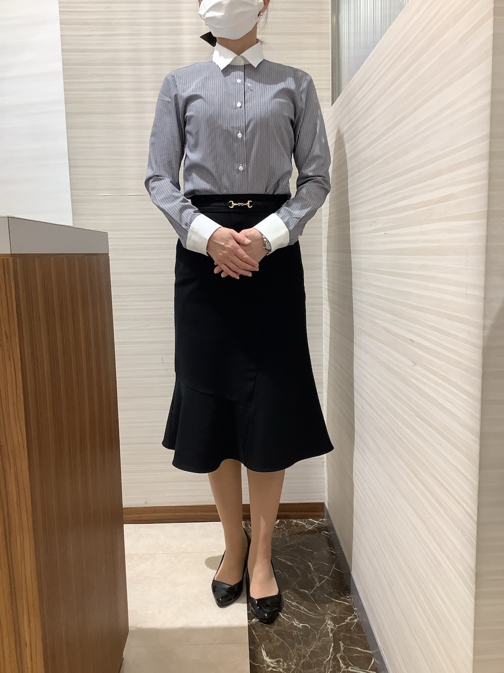 「BRICK HOUSE by Tokyo Shirts、東京シャツ、ビジネスコーデ、ビジネススタイル、長袖シャツ、クレリックシャツ、オフィススタイル、スカートコーデ、シャツコーデ」｜「TOKYO SHIRTSの形態安定ノーアイロン レギュラー 長袖ビジネスワイシャツ（ビジネスシャツ、ブラウン系）」を使った、SHIRTS PLAZA 長崎みらいココウォーク店さん（レディース・164cm）の秋コーディネートの1枚目の写真