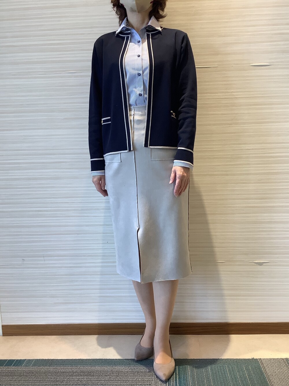 薄ブルーストライプトップス❤️ゆったりシンプルコーデ 爽やかなブルーでおしゃれに！「ストライプブラウス」おすすめ