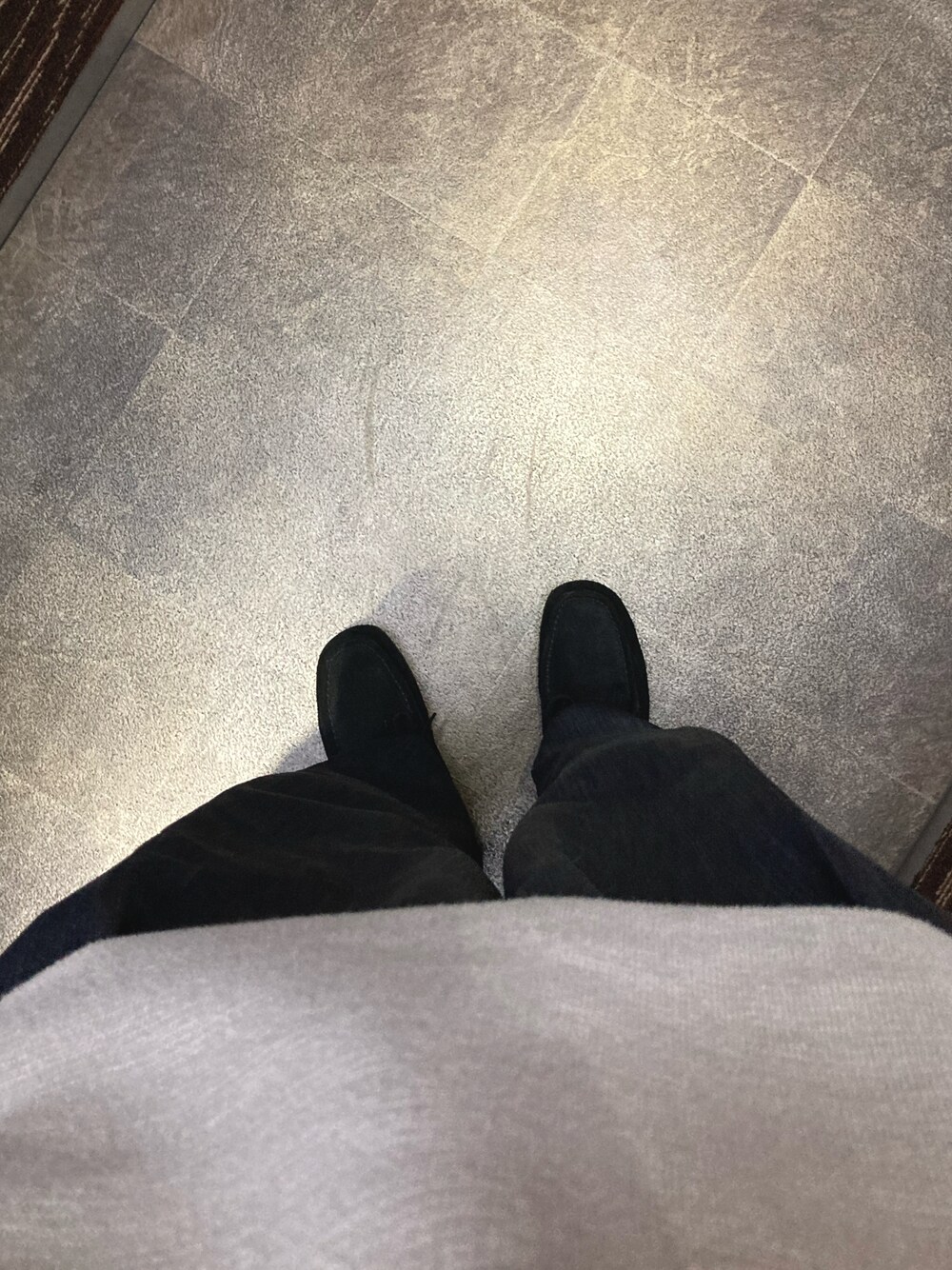 グレー系のニット/セーター、グレー系のスラックスを着用したメンズの秋コーディネートの1枚目の写真