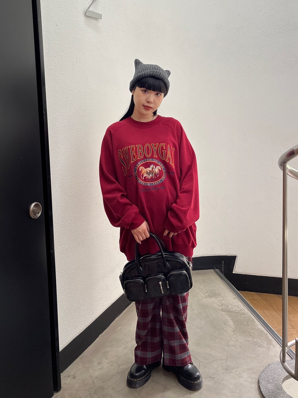 レッド系のスウェット、レッド系のその他パンツ、ブラック系のその他シューズを着用したレディースの秋コーディネートの1枚目の写真