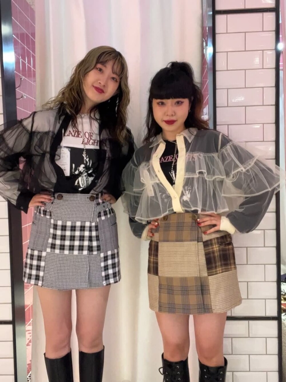 ブラック系のTシャツ/カットソー、ホワイト系のTシャツ/カットソー、ベージュ系のその他パンツを着用したレディースの秋コーディネートの1枚目の写真