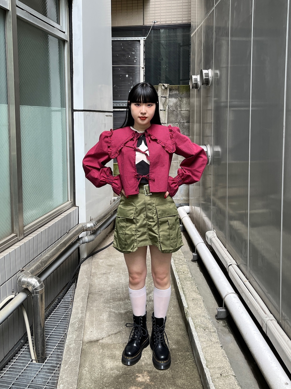 ピンク系のその他パンツ、レッド系のシャツ/ブラウス、ブラック系のTシャツ/カットソーを着用したレディースの夏コーディネートの1枚目の写真