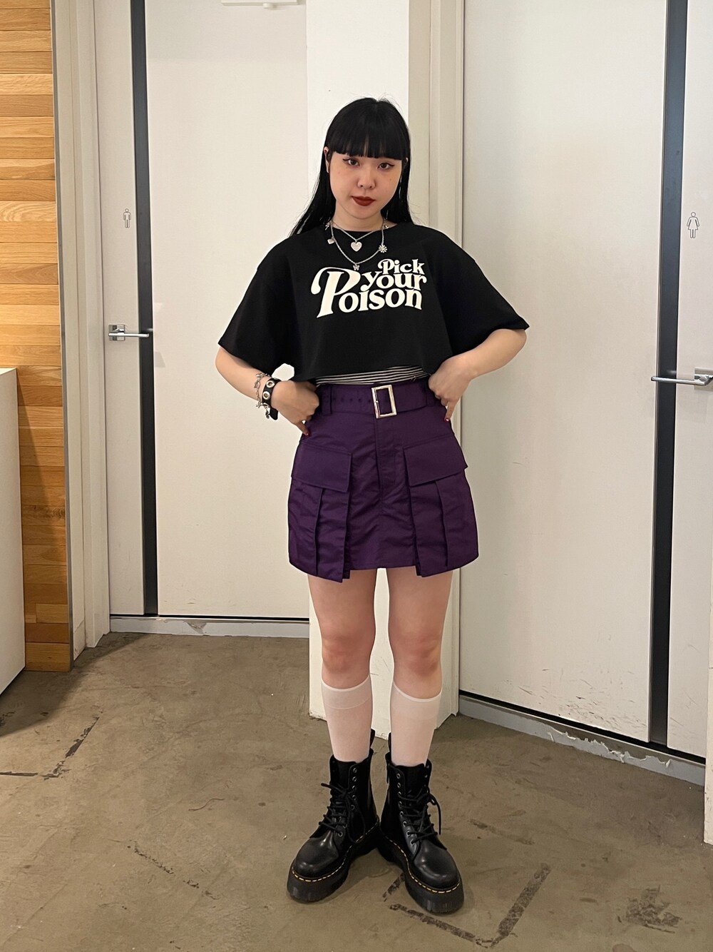 ピンク系のその他パンツ、ブラック系のその他シューズ、ブラック系のTシャツ/カットソーを着用したレディースの夏コーディネートの1枚目の写真