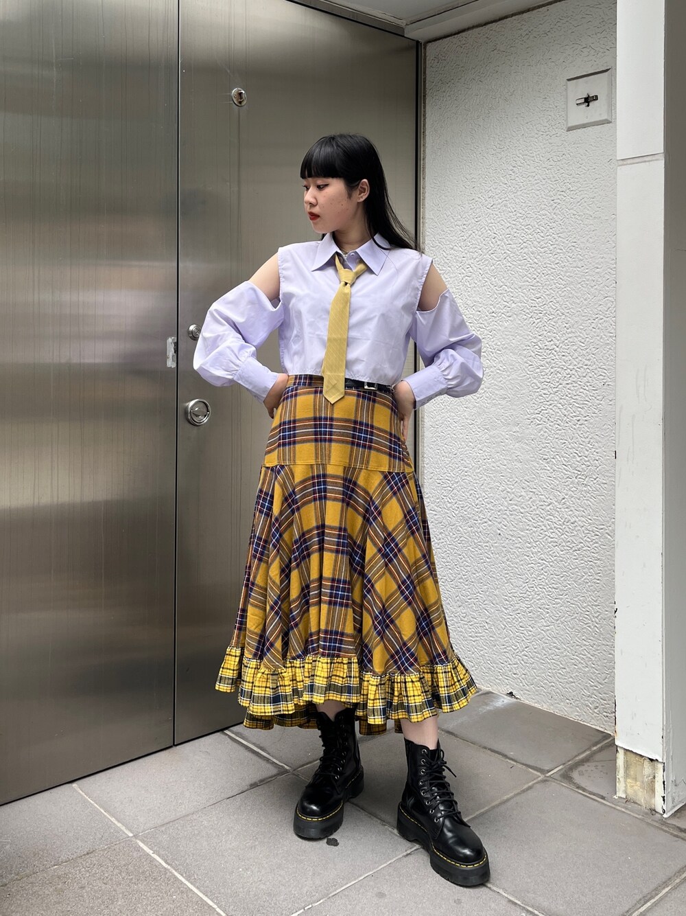 イエロー系のスカート、ブルー系のシャツ/ブラウス、ブラック系のその他シューズを着用したレディースの春コーディネートの1枚目の写真