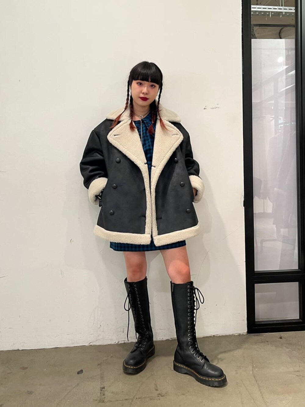 ホワイト系のブルゾン、ブルー系のワンピースを着用したレディースの秋コーディネートの1枚目の写真