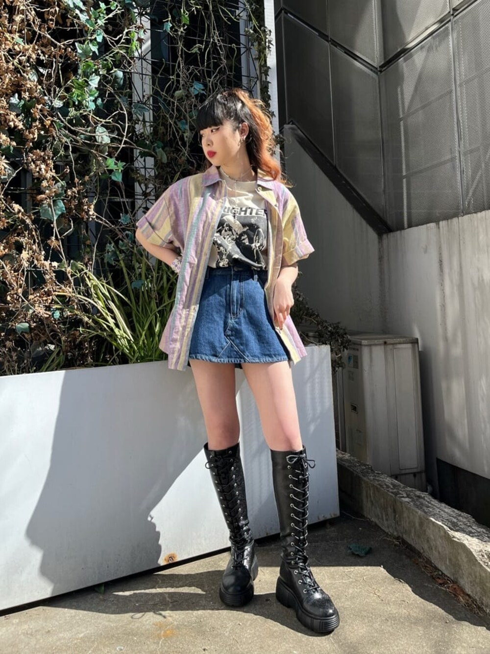 イエロー系のシャツ/ブラウス、ブルー系のその他パンツ、ホワイト系のTシャツ/カットソーを着用したレディースの春コーディネートの1枚目の写真