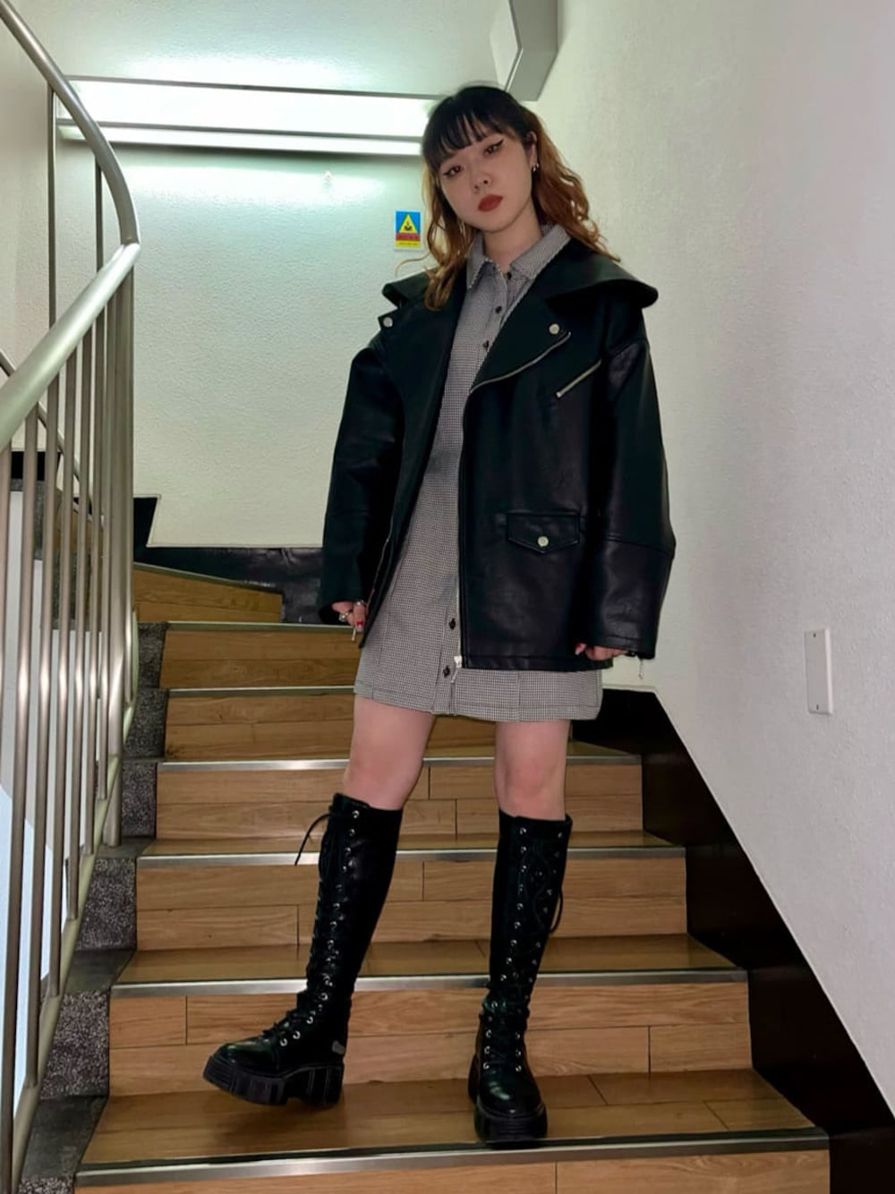 ブラック系のライダースジャケット、その他のワンピースを着用したレディースの秋コーディネートの1枚目の写真