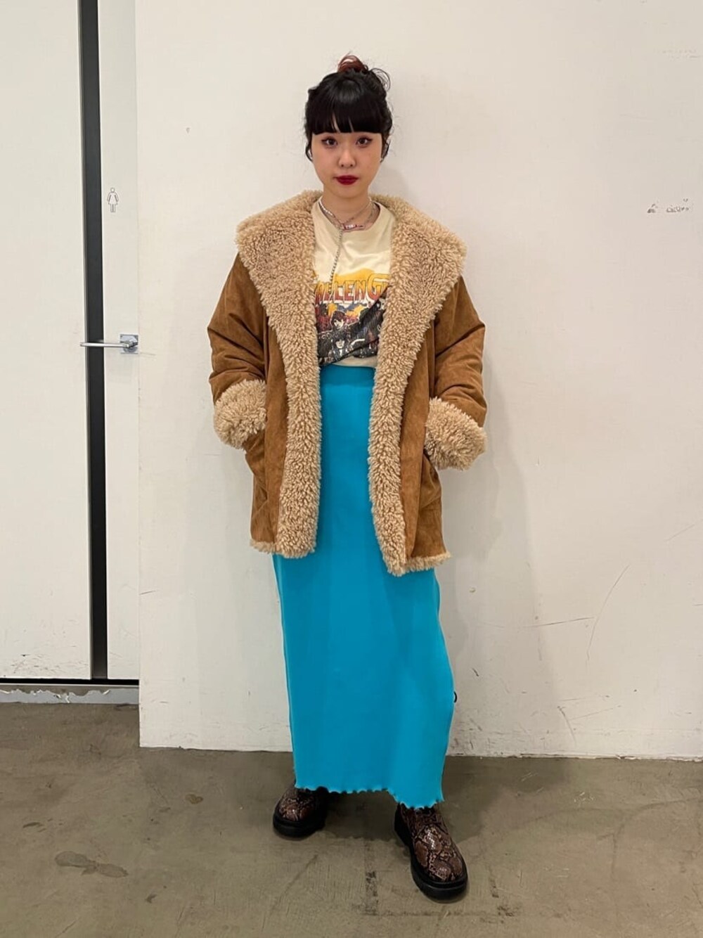 ブラウン系のその他アウター、ブルー系のワンピース、ホワイト系のTシャツ/カットソーを着用したレディースの秋コーディネートの1枚目の写真