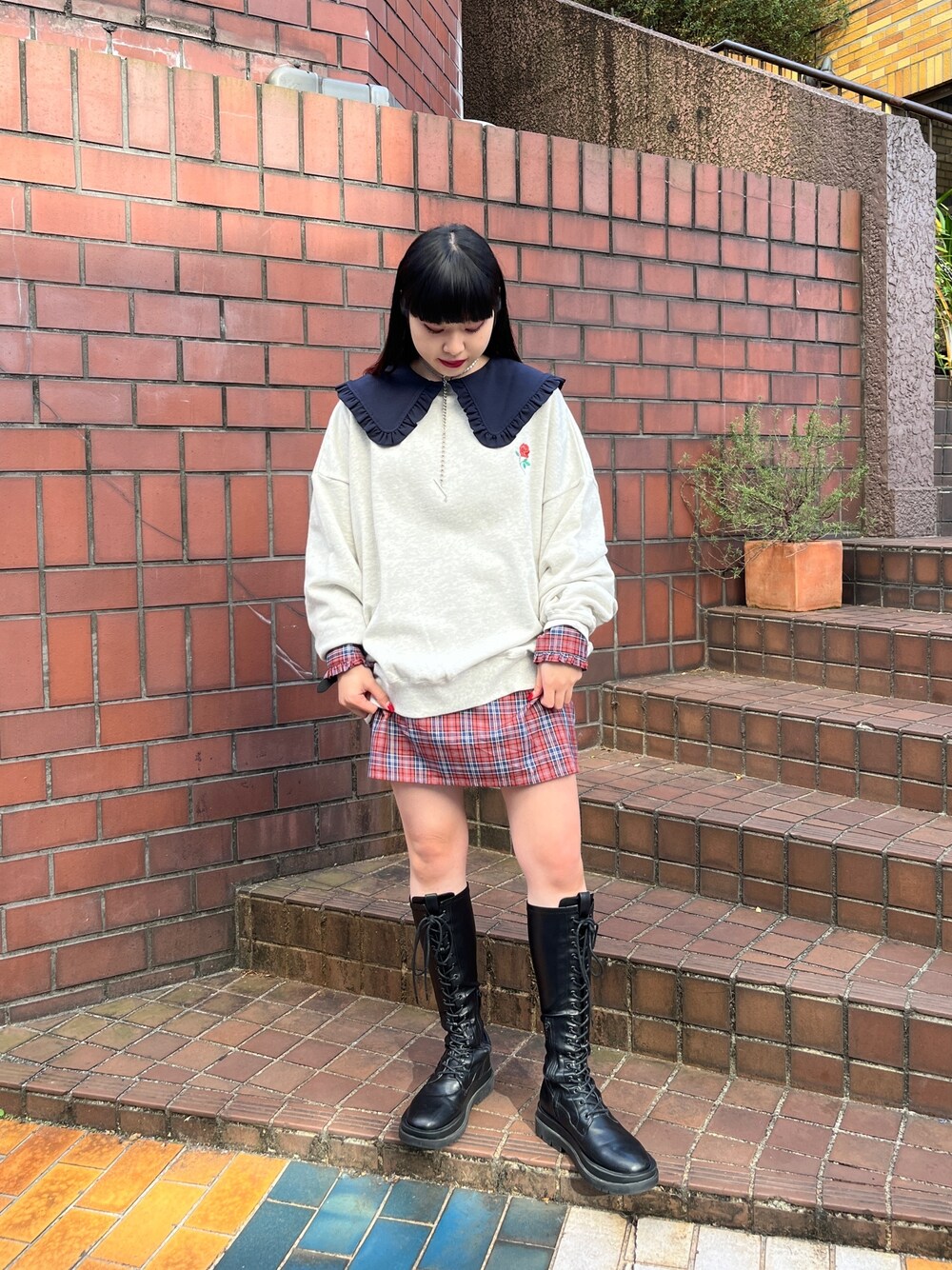 グレー系のTシャツ/カットソー、ブルー系のワンピース、ブラック系のブーツを着用したレディースの秋コーディネートの1枚目の写真