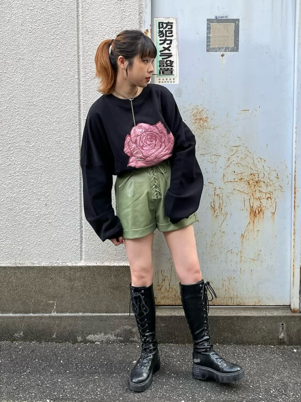 グリーン系のその他パンツ、ブラック系のTシャツ/カットソーを着用したレディースの秋コーディネートの1枚目の写真