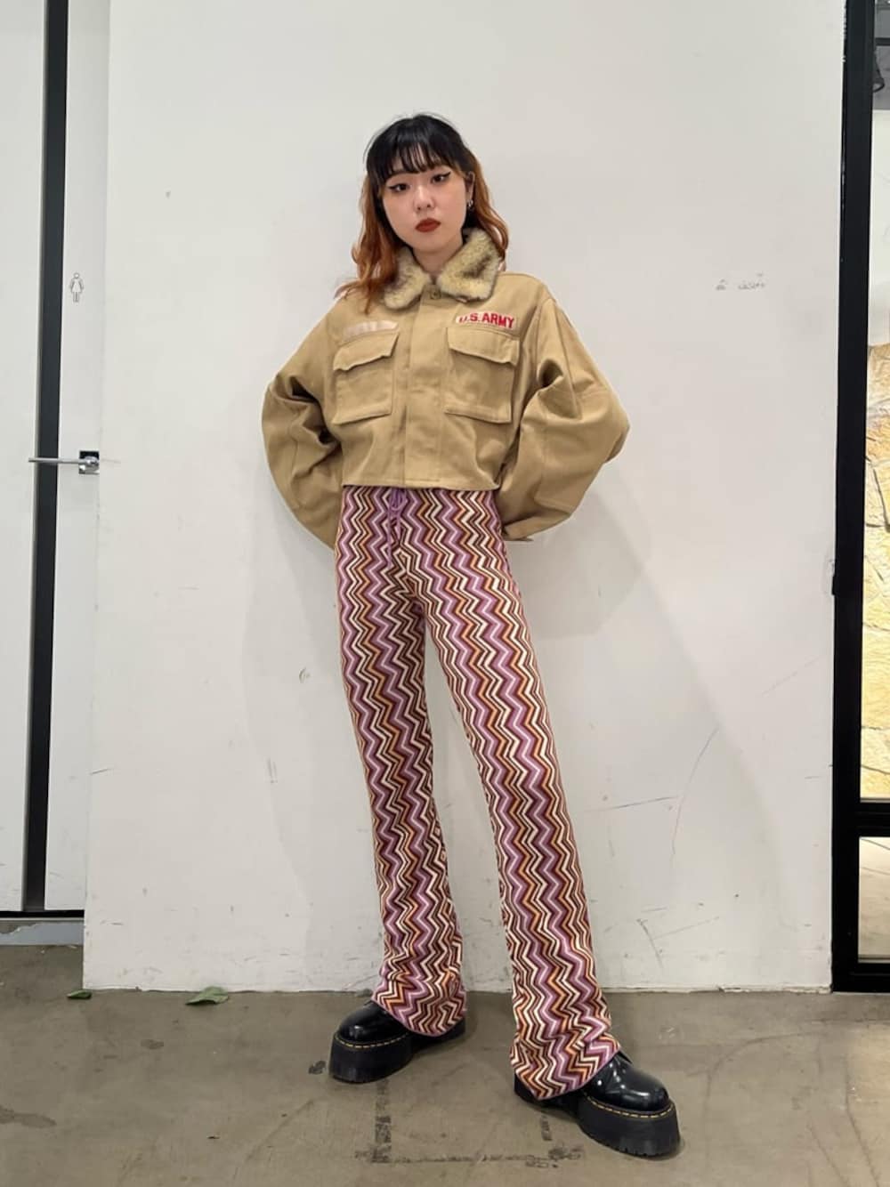 ベージュ系のテーラードジャケット、パープル系のその他パンツを着用したレディースの秋コーディネートの1枚目の写真