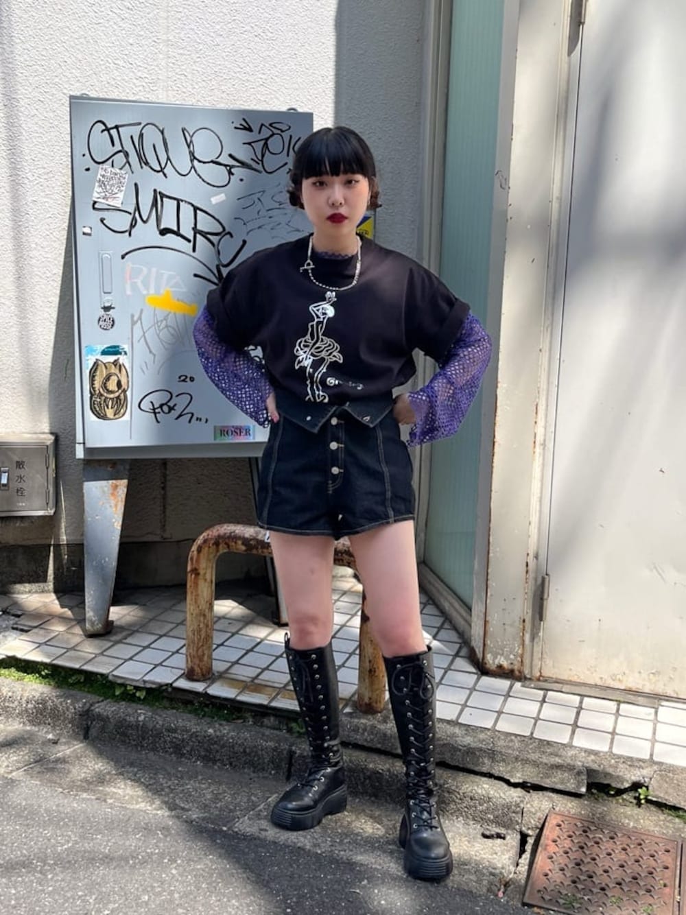 ブラック系のTシャツ/カットソー、ブラック系のブーツ、ブラック系のデニムパンツを着用したレディースの春コーディネートの1枚目の写真