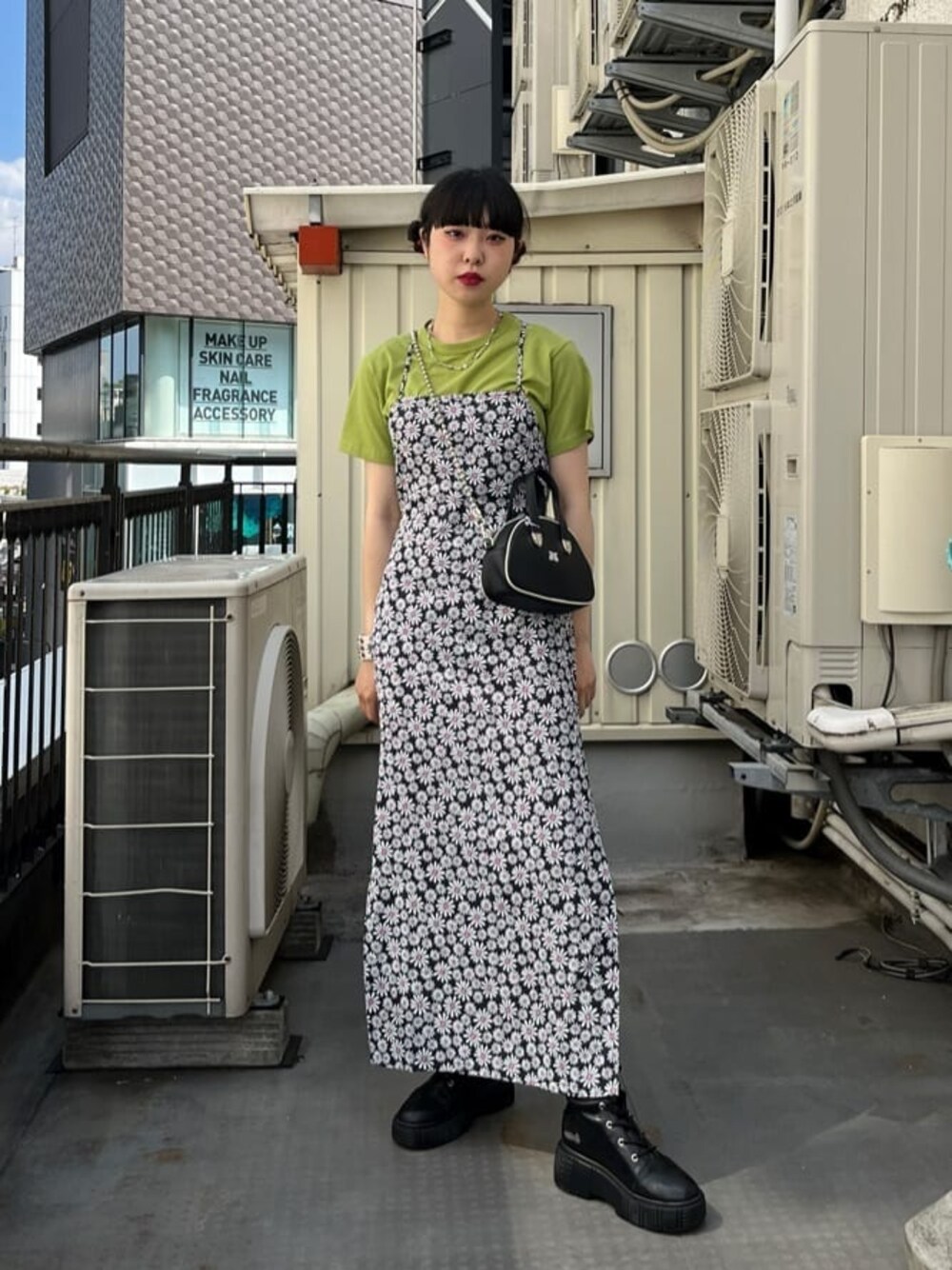 ブラック系のブーツ、グリーン系のTシャツ/カットソー、ブラック系のワンピースを着用したレディースの夏コーディネートの1枚目の写真