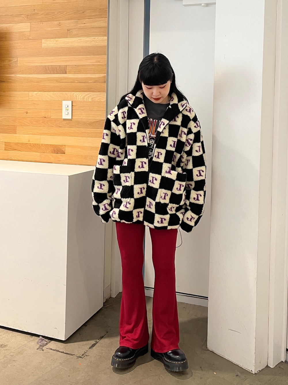 ブルー系のスウェット、ブラウン系のその他パンツ、ホワイト系のブルゾンを着用したレディースの秋コーディネートの1枚目の写真