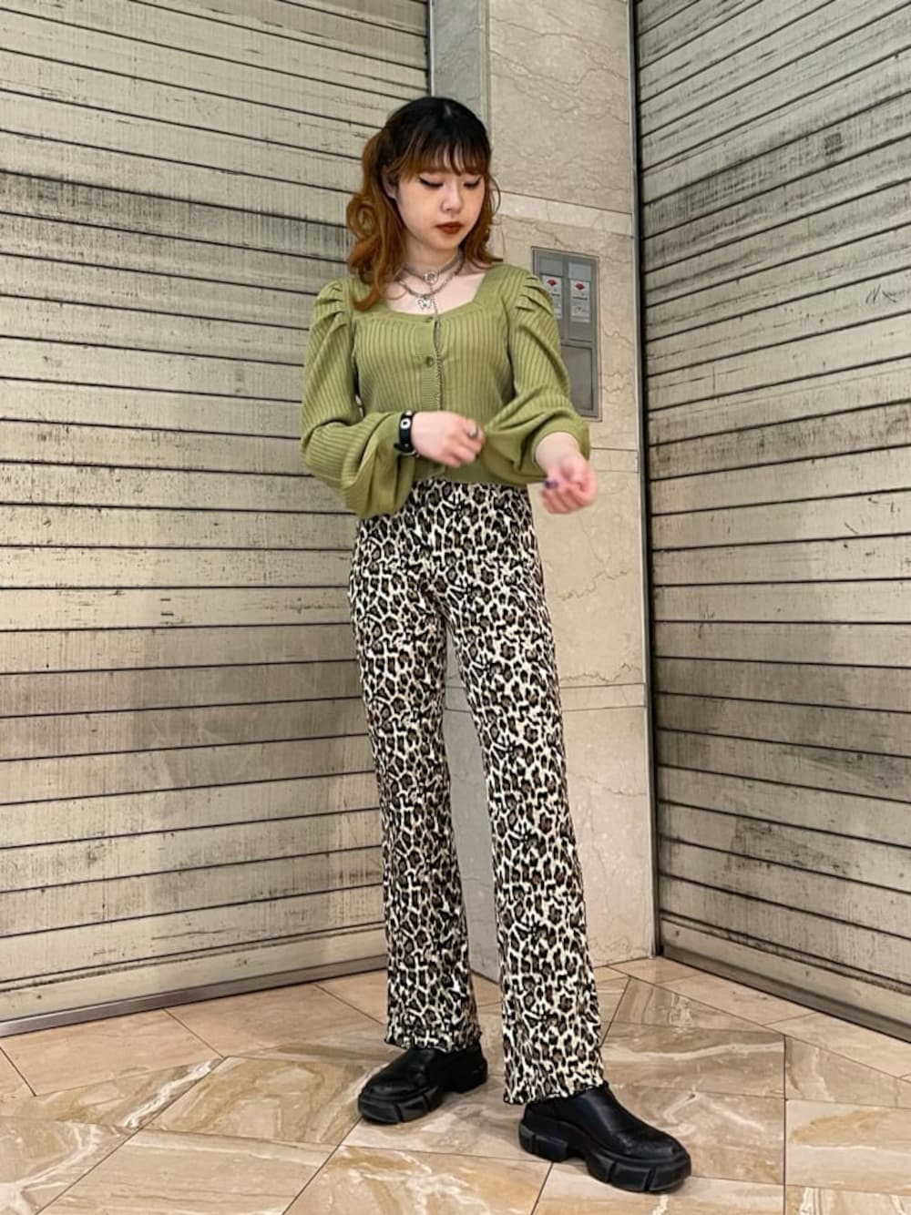 その他のその他パンツ、グリーン系のカーディガン/ボレロを着用したレディースの夏コーディネートの1枚目の写真