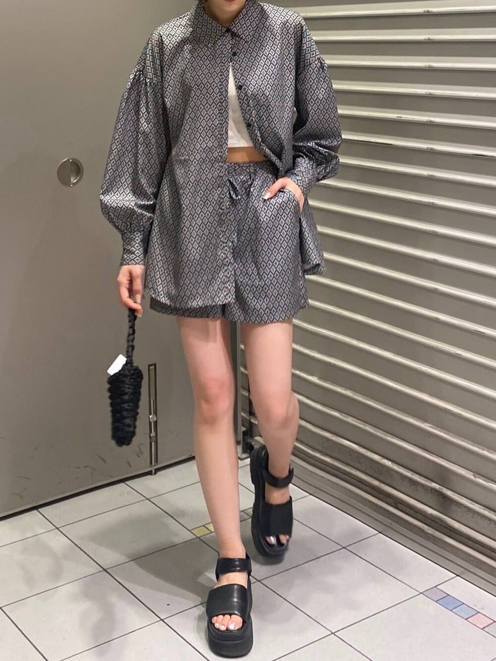 ブラック系のハンドバッグ、その他のシャツ/ブラウス、その他のその他パンツを着用したレディースの夏コーディネートの1枚目の写真