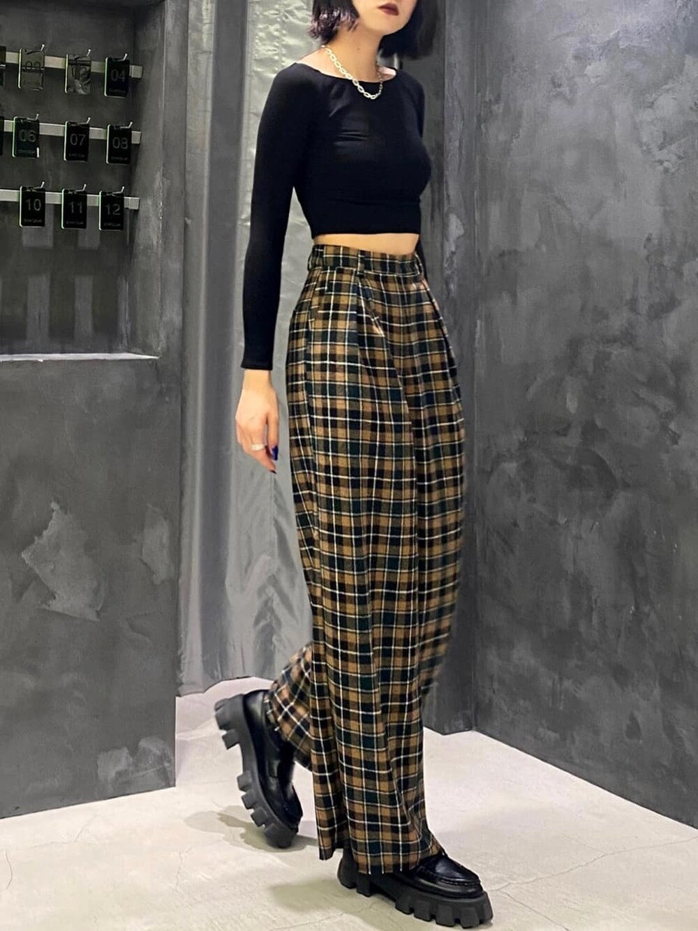 その他のテーラードジャケット、ブラック系のローファー、その他のその他パンツを着用したレディースの秋コーディネートの1枚目の写真