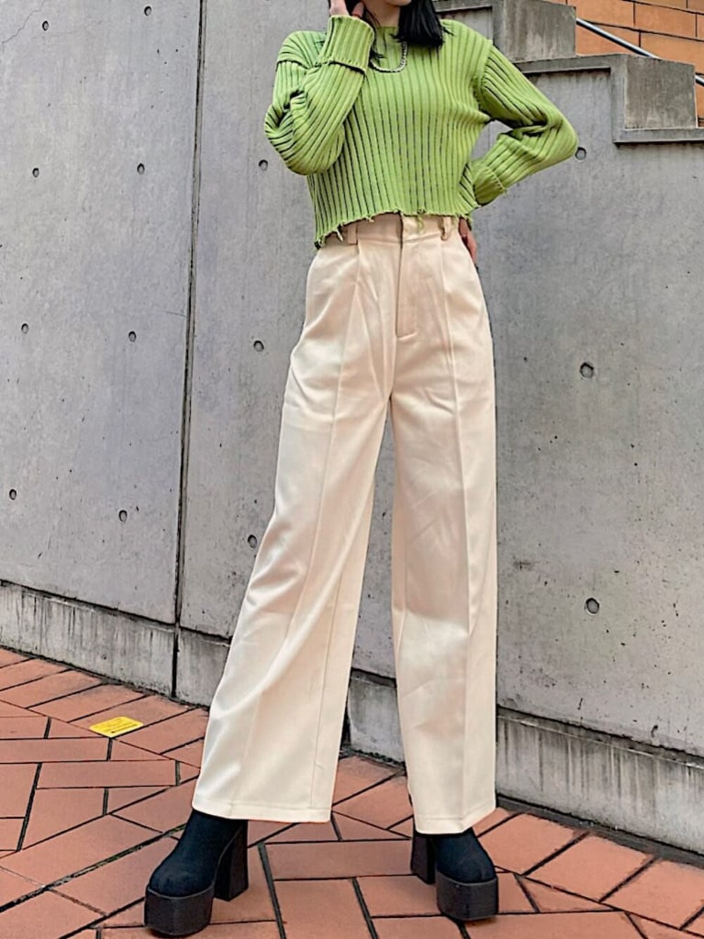 ブラック系のブーツ、ホワイト系のその他パンツ、イエロー系のニット/セーターを着用したレディースの冬コーディネートの1枚目の写真