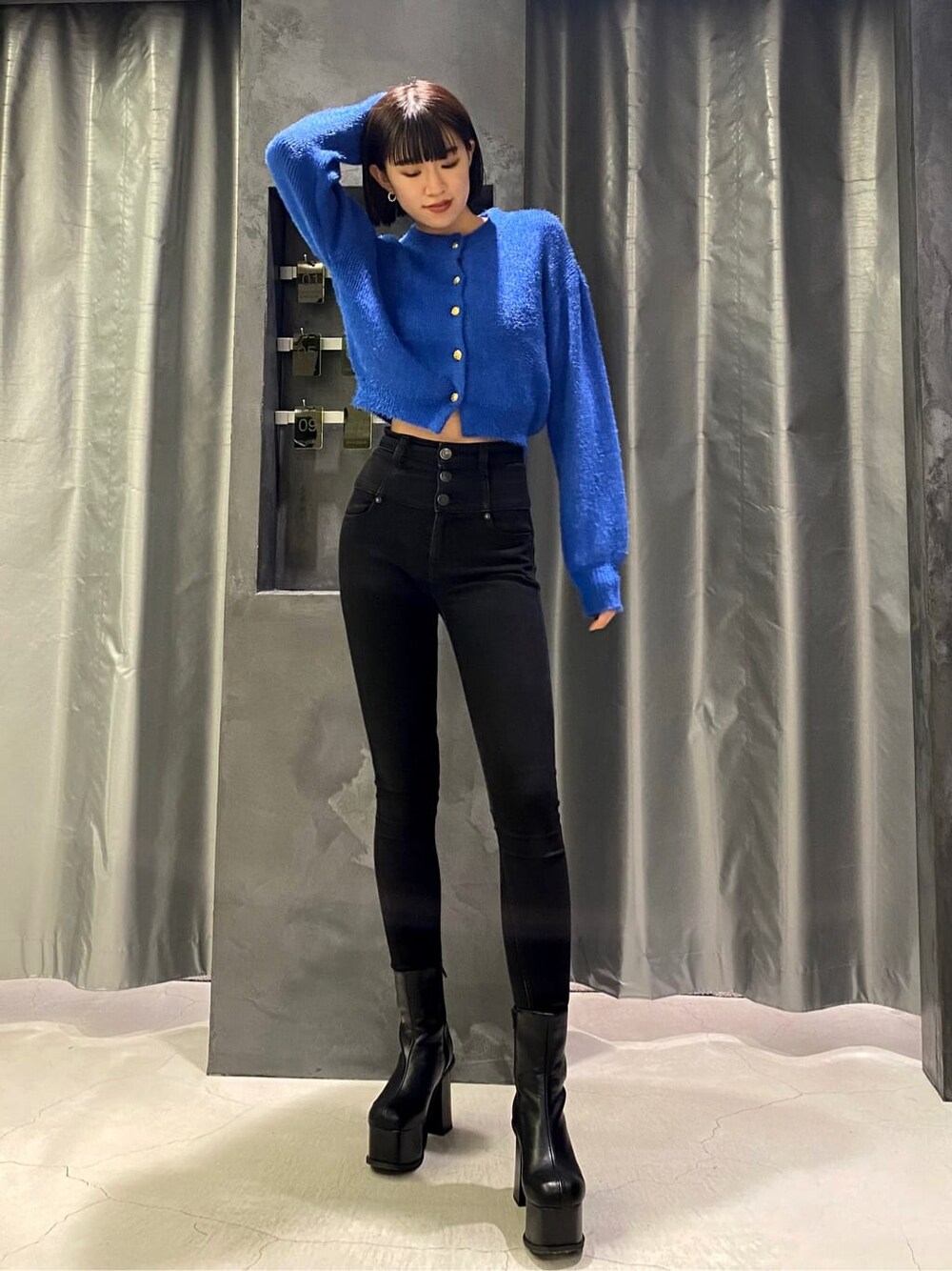 ブラック系のデニムパンツ、ブラック系のデニムパンツ、ブラック系のブーツを着用したレディースの秋コーディネートの1枚目の写真