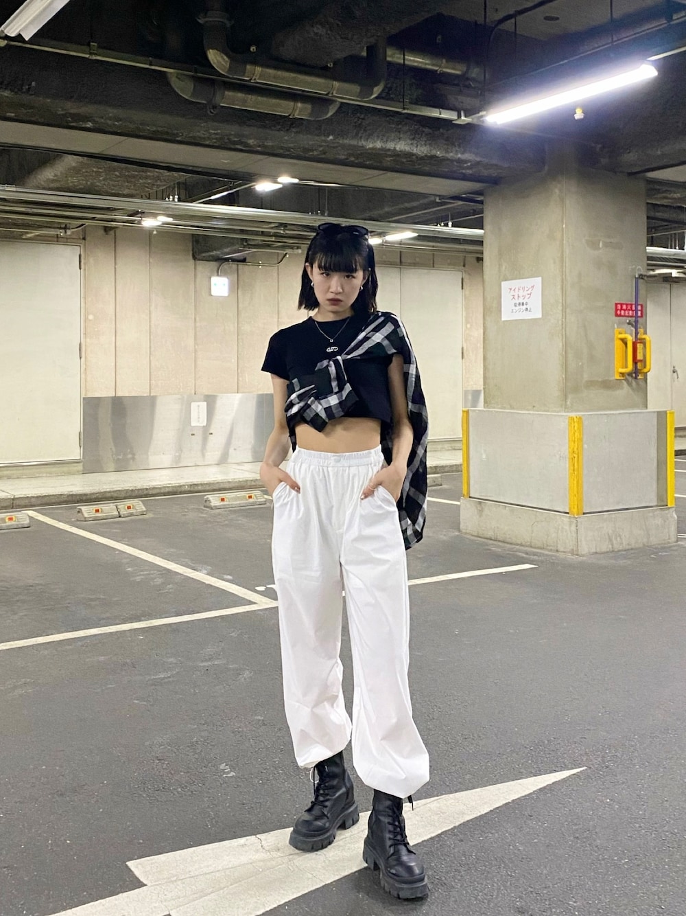 ホワイト系のその他パンツ、ブラック系のブーツ、ブラック系のTシャツ/カットソーを着用したレディースの春コーディネートの1枚目の写真
