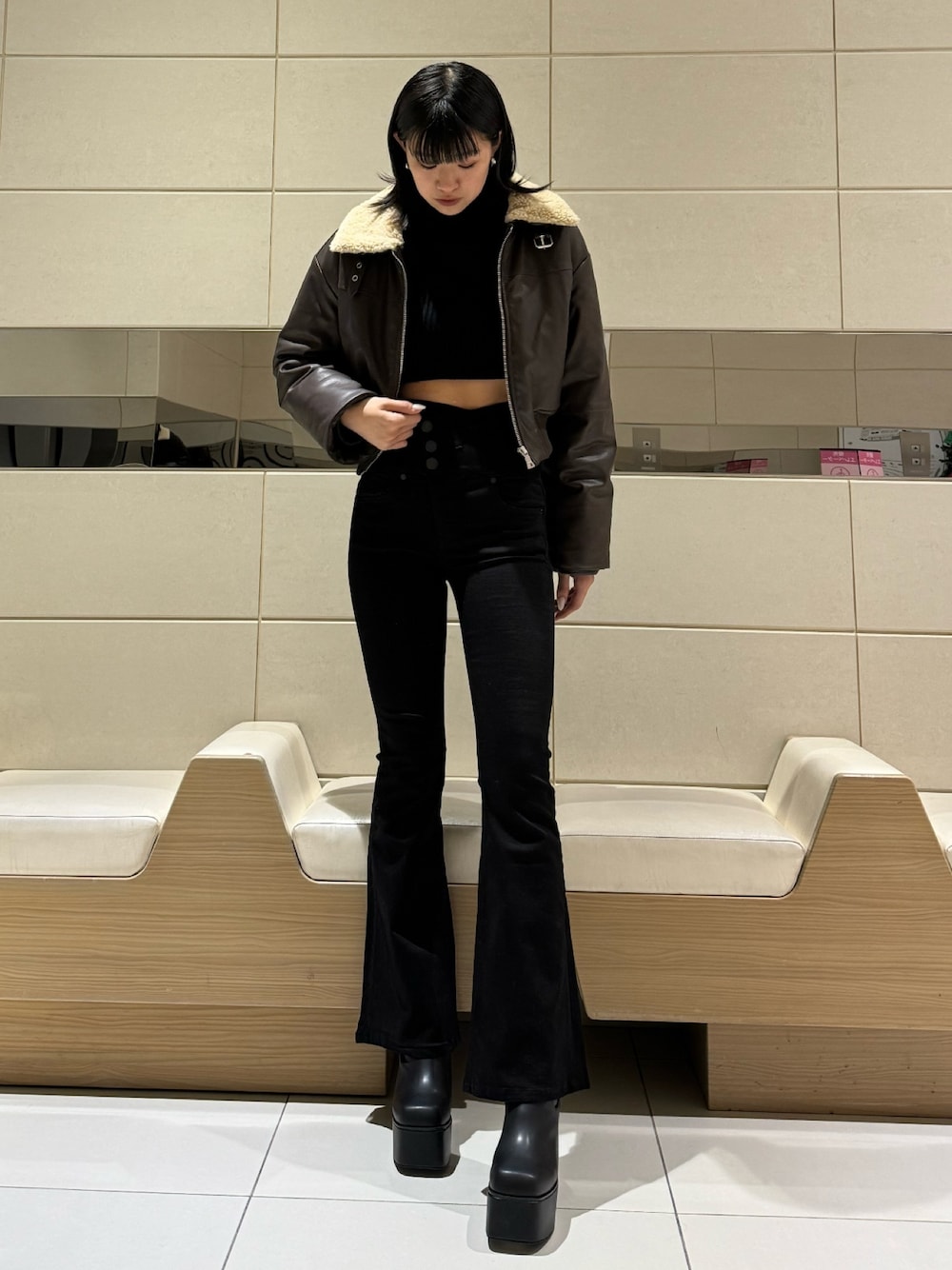 ブラック系のブーツ、ブラック系のデニムパンツ、ブラック系のニット/セーターを着用したレディースの冬コーディネートの1枚目の写真