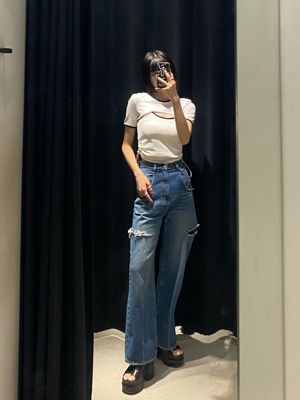 ブラック系のサンダル、ブルー系のデニムパンツ、ホワイト系のTシャツ/カットソーを着用したレディースの夏コーディネートの1枚目の写真