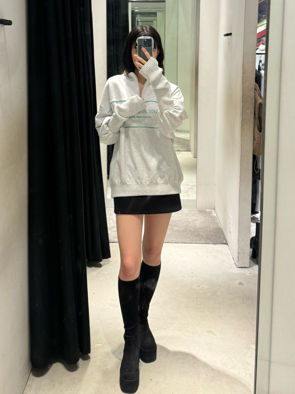 その他のブーツ、ブラック系のスカート、グレー系のスウェットを着用したレディースの秋コーディネートの1枚目の写真