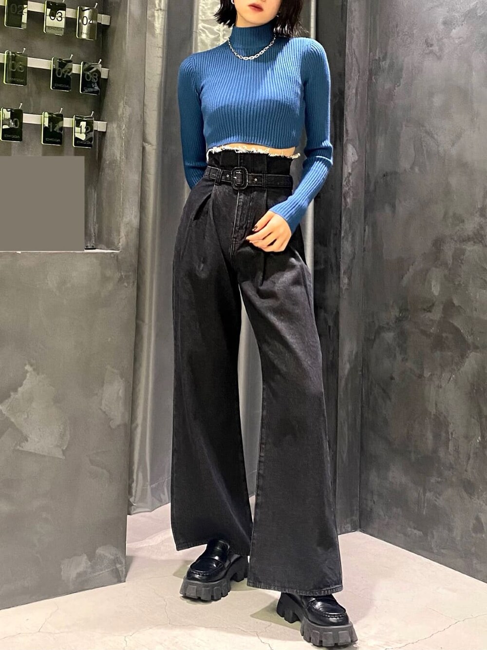 ブラック系のローファー、ブラック系のローファー、ブラック系のデニムパンツを着用したレディースの秋コーディネートの1枚目の写真