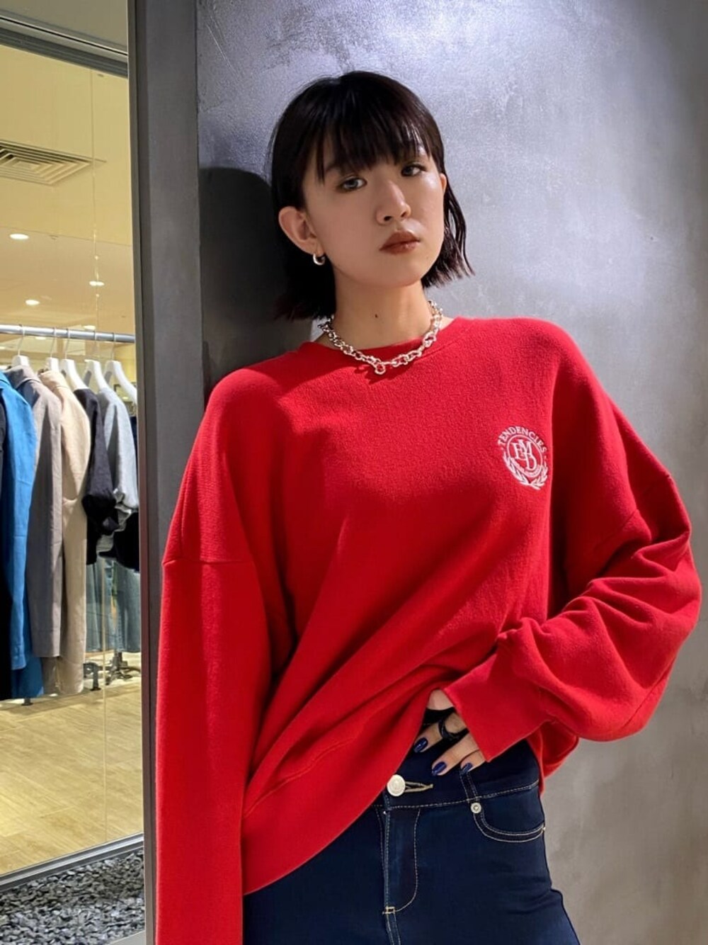 ブルー系のデニムパンツ、ホワイト系のスウェットを着用したレディースの秋コーディネートの1枚目の写真