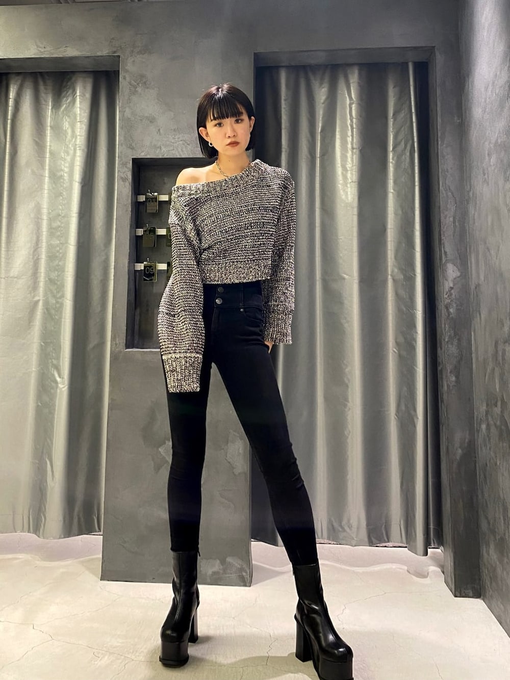 ブラック系のデニムパンツ、ブラック系のデニムパンツ、ブラック系のブーツを着用したレディースの秋コーディネートの1枚目の写真