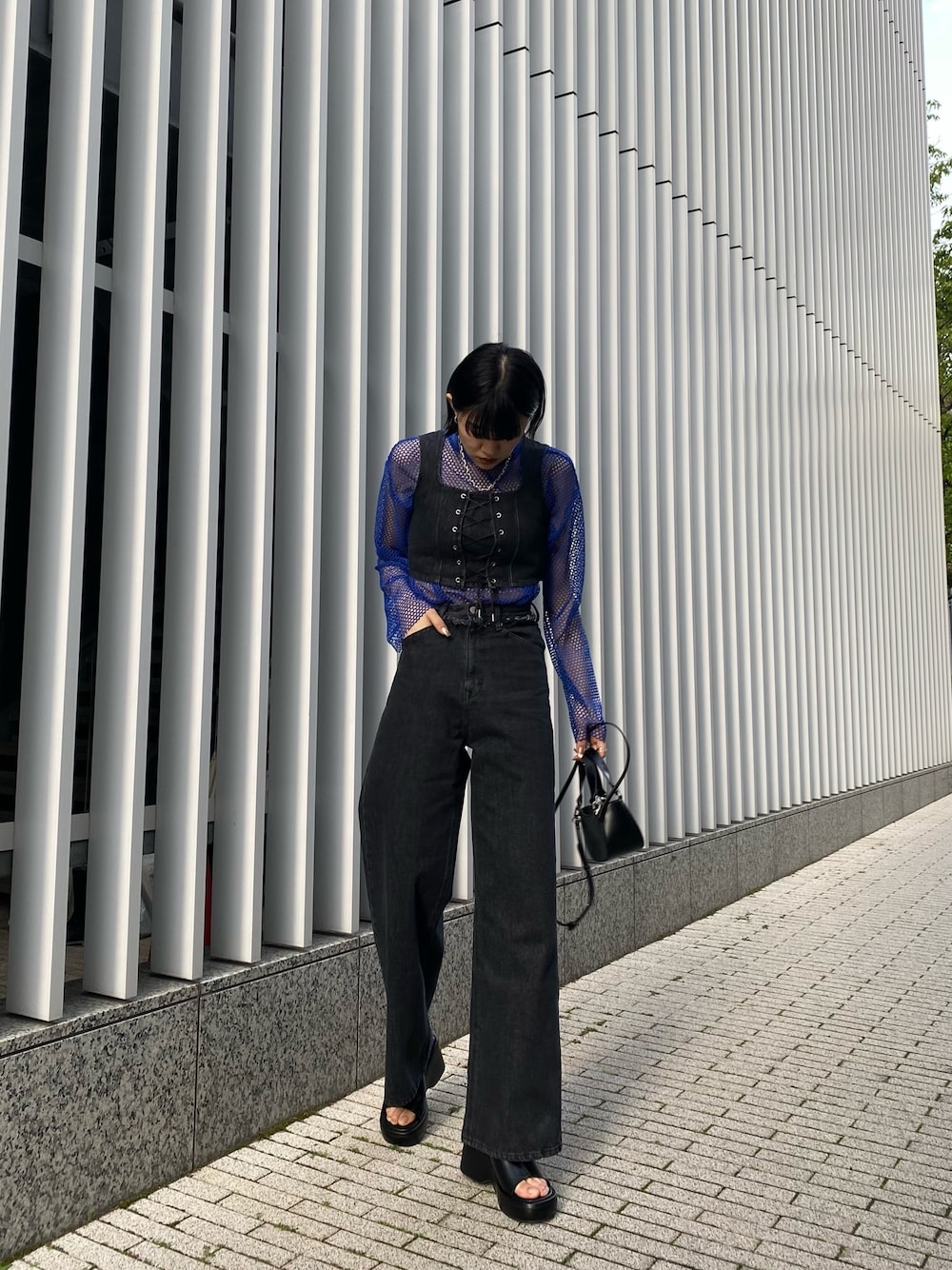 ブラック系のサンダル、ブラック系のデニムパンツ、ブラック系のその他トップスを着用したレディースの春コーディネートの1枚目の写真