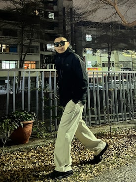 「COS（コス）のアイテム（パンツ）」を使った、Xavier さん（メンズ・174cm）の春コーディネート