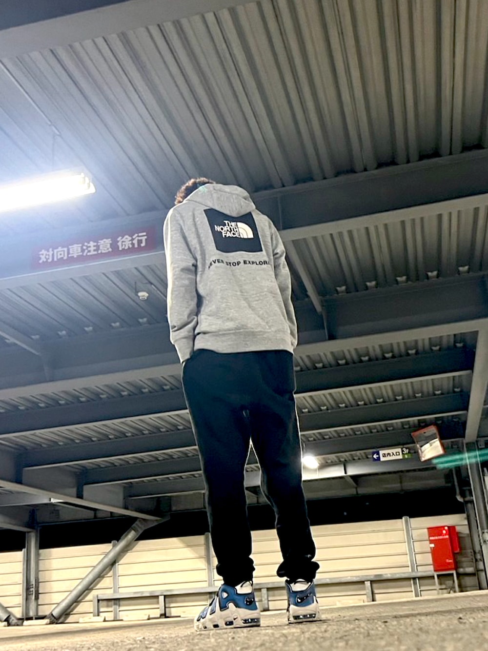 グレー系のパーカー、ブラック系のスウェットパンツ、グレー系のスニーカーを着用したメンズの春コーディネートの1枚目の写真