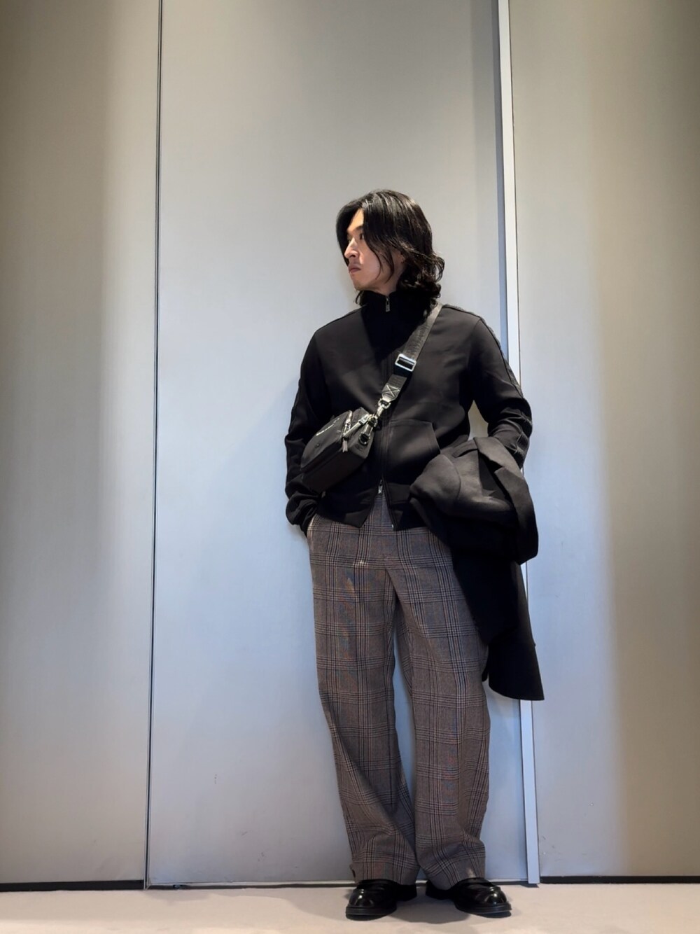 「ジャージ、チェスターコート、アウター、秋冬コーデ、お出かけコーデ、ワイドパンツ、ローファー、ショルダーバッグ、きれいめカジュアル、シンプル、オトナカジュアル、休日スタイル」｜「EMPORIO ARMANIの【エンポリオ アルマーニ】フルジップスウェットシャツ ダブルジャージー製 ラバーレタリングプリント サイドバンド（スウェット、ブラック系）」を使った、SANNANDESUさん（メンズ・179cm）の秋コーディネートの1枚目の写真