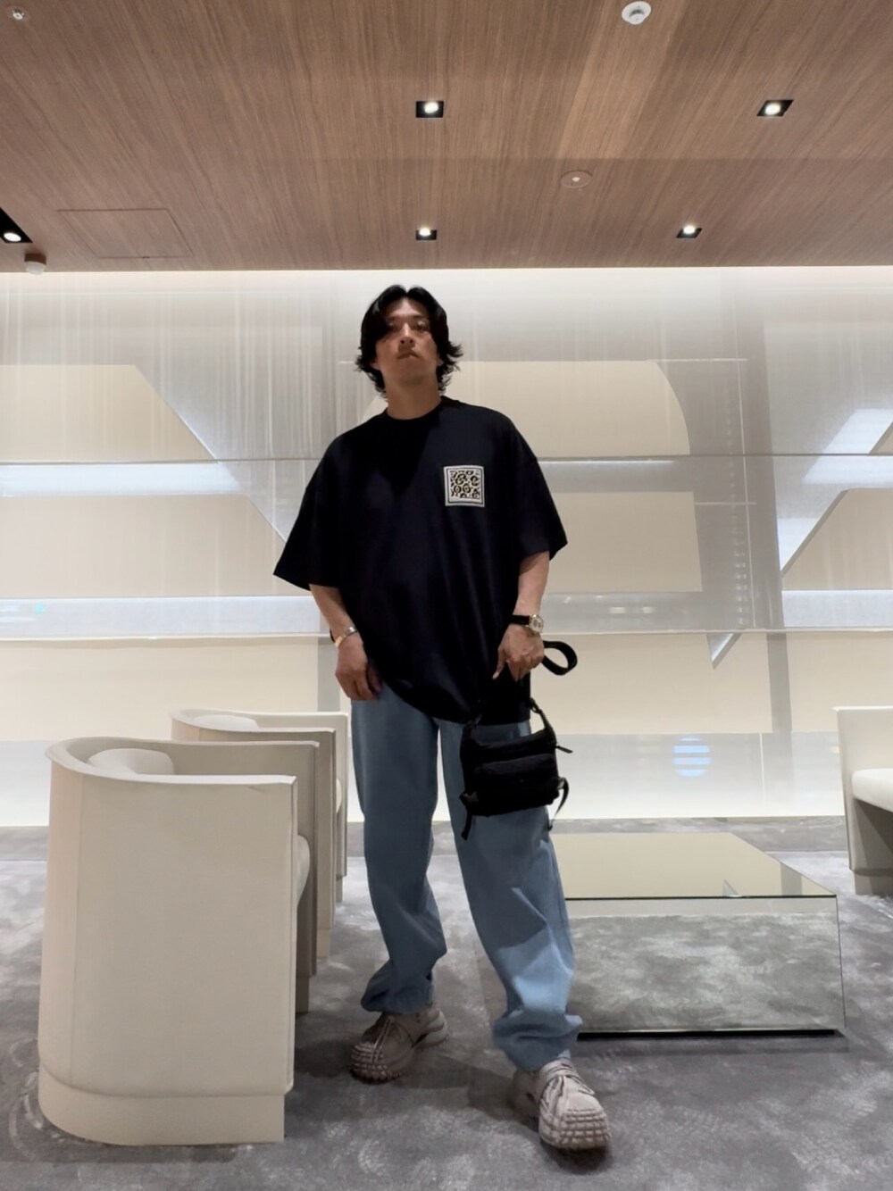 「ワイドパンツ、Tシャツ、オーバーサイズ、スニーカー、きれいめカジュアル、シンプル、大人カジュアル、オトナカジュアル、夏だ！Tシャツ着よう！、夏コーデ」｜「EMPORIO ARMANIのEGS3074040（ブレスレット、シルバー系）」を使った、SANNANDESUさん（メンズ・178cm）の夏コーディネートの1枚目の写真