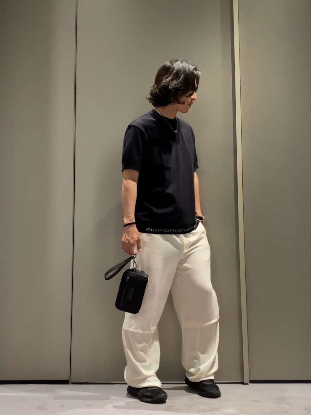 「ブラック、シンプル、大人カジュアル、リラックス、夏、ワイドパンツ、きれいめカジュアル」｜「EMPORIO ARMANIのNECKLACE EGS2984040（ネックレス、シルバー系）」を使った、SANNANDESUさん（メンズ・179cm）の夏コーディネートの1枚目の写真