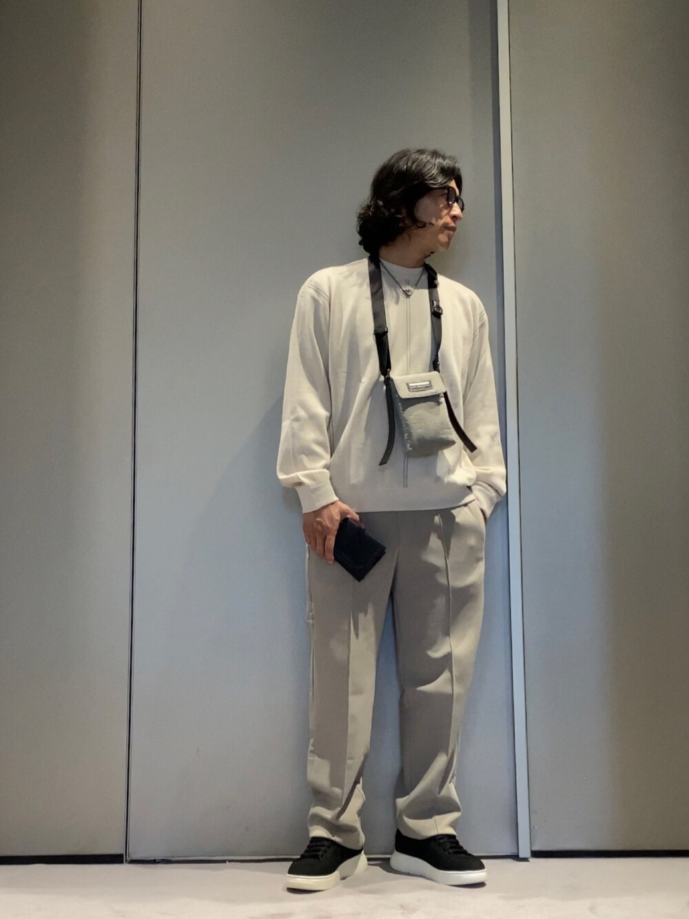 「ワントーン、大人カジュアル、シンプル、ラフ、オーバーサイズ、カジュアル、ストリート、休日コーデ、秋服準備はじめました、スニーカー、ミニバッグ、ショルダーバッグ、ユニセックス」｜「💬EMPORIO ARMANI表参道店・公式LINEはこちらのアイテム（その他、その他）」を使った、SANNANDESUさん（メンズ・179cm）の夏コーディネートの1枚目の写真