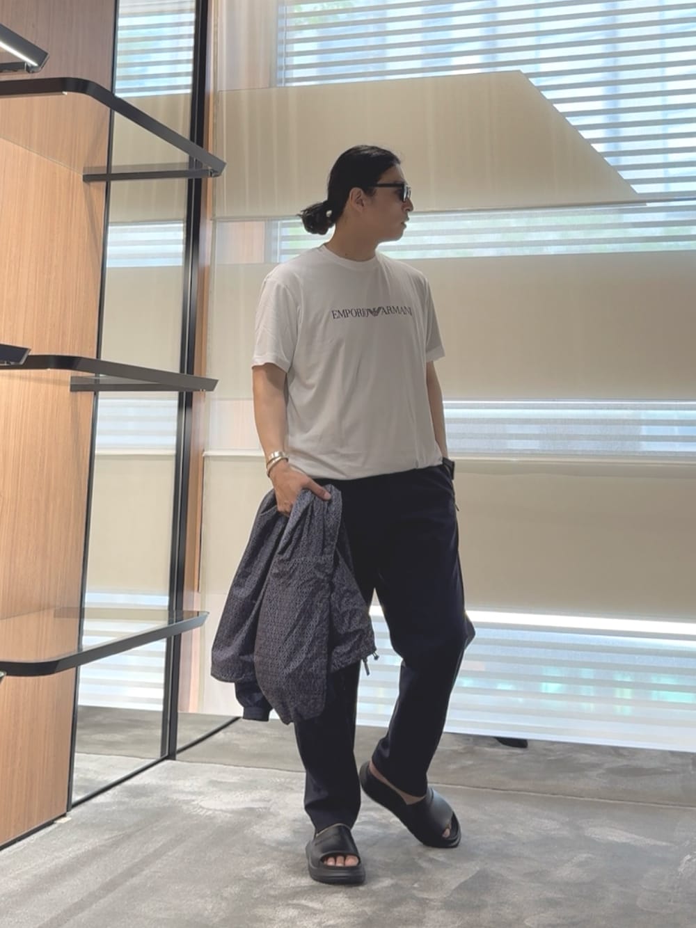 「Tシャツ、ロゴT、白Tシャツ、サンダル、夏、夏コーデ、カジュアル、カジュアルコーデ、オトナカジュアル、ブルゾン、サングラス、シンプル、シンプルコーデ、シンプルスタイル」｜「EMPORIO ARMANIの【エンポリオ アルマーニ】Tシャツ ピマジャージー製 ロゴ（Tシャツ/カットソー、ホワイト系）」を使った、SANNANDESUさん（メンズ・179cm）の秋コーディネートの1枚目の写真