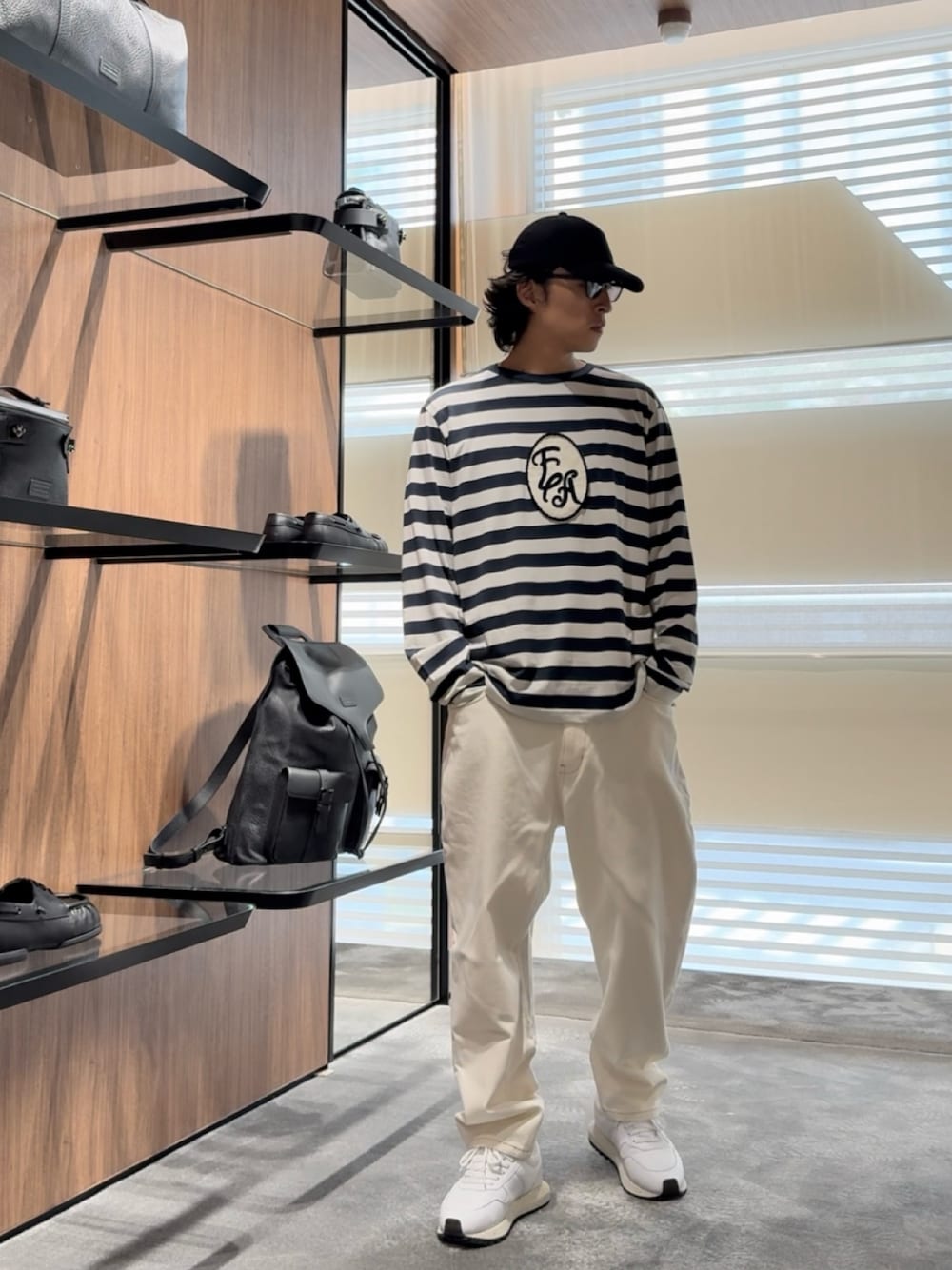 「ホワイトデニム、ボーダー、ロンT、Tシャツ、キャップ、オーバーサイズ、レイヤードスタイル、夏コーデ、白Tシャツ、シンプルコーデ、マリン、きれいめカジュアル、オトナカジュアル、シンプル」｜「EMPORIO ARMANIの【エンポリオ アルマーニ】ベースボールキャップ ナイロン製 イーグルプレート（キャップ、ブラック系）」を使った、SANNANDESUさん（メンズ・178cm）の夏コーディネートの1枚目の写真