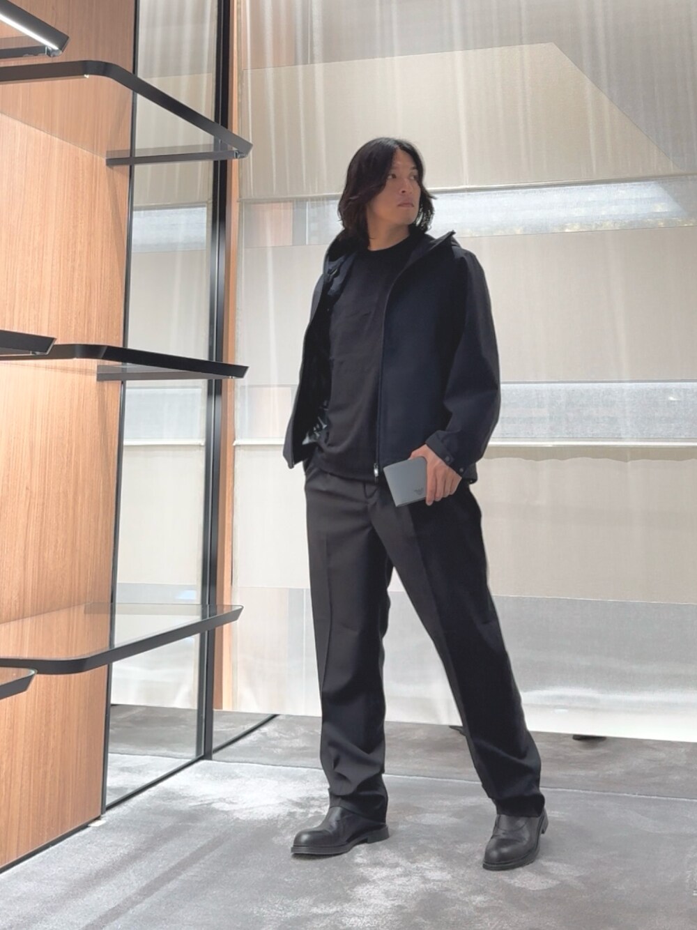「ブルゾン、Tシャツ、スラックス、財布、サイドゴアブーツ、お出かけコーデ、ワイドパンツ、春服コーデ、大人カジュアル、春コーデ、休日スタイル、カジュアルコーデ、春夏コーデ、ストリートMIX、ネイビー」｜「EMPORIO ARMANIの【エンポリオ アルマーニ】Travel Essentials フード付きブルゾン 撥水ナイロン（ブルゾン、ブルー系）」を使った、SANNANDESUさん（メンズ・178cm）の春コーディネートの1枚目の写真