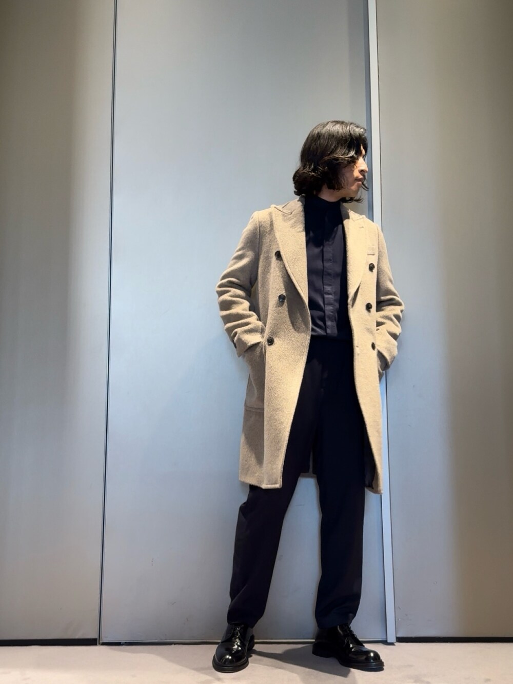 エンポリオアルマーニ グレー ニット チェスターコート EMPORIO ARMANIのチェスターコートを使った人気ファッション